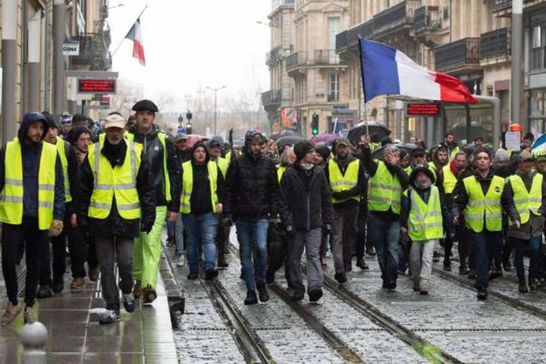 Coletes amarelos fazem novo protesto na França