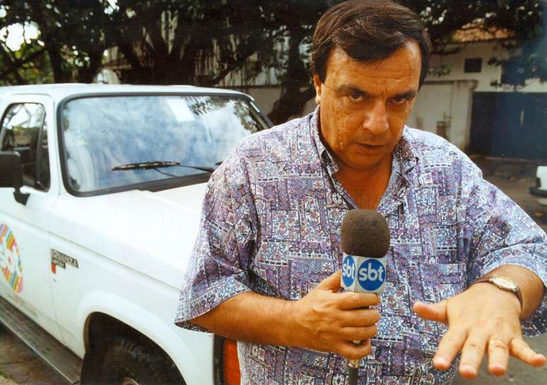 O jornalista e radialista Gil Gomes, durante reportagem para o programa &#039;Aqui e Agora&#039;, levado ao ar pelo Sistema Brasileiro de Televisão (SBT). 