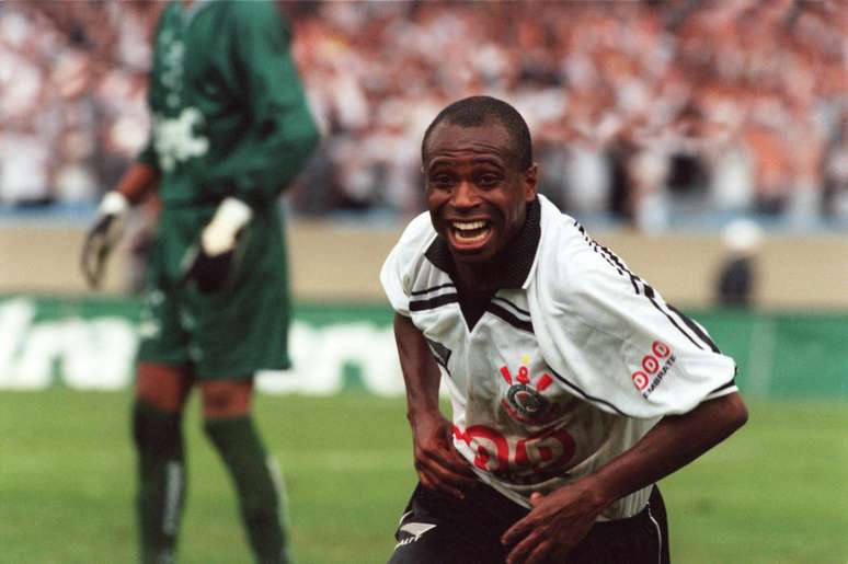 Edílson comemora gol durante a partida final do Campeonato Brasileiro de 1998. Corinthians e Cruzeiro disputaram o título no Estádio do Morumbi. O time paulista saiu vencedor com um placar de 2x0.