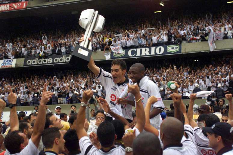  O Sport Clube Corinthians Paulista comemora a conquista do Campeonato Brasileiro de 1998, depois de vencer o Cruzeiro por 2x0, no Estádio do Morumbi.