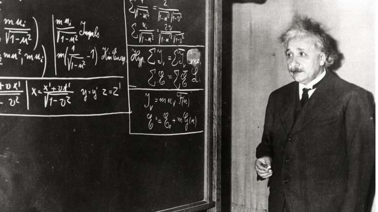 Em 1904, Albert Einstein publicou quatro artigos que mudaram a compreensão sobre as leis da física