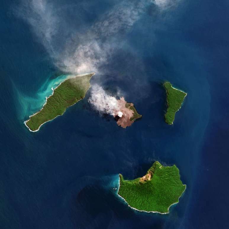 O vulcão Anak Krakatoa fica no meio do oceano, a noroeste da ilha de Java