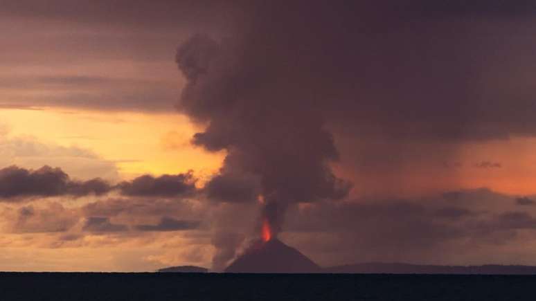 O Krakatoa entrou em atividade durante o sábado no fim da tarde, mas não no momento do tsunami. O fotógrafo Oystein Lund Andersen captou a imagem