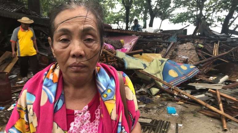 "Não temos o dinheiro para reconstruir", diz Rani, dona de uma barraca de praia em Java