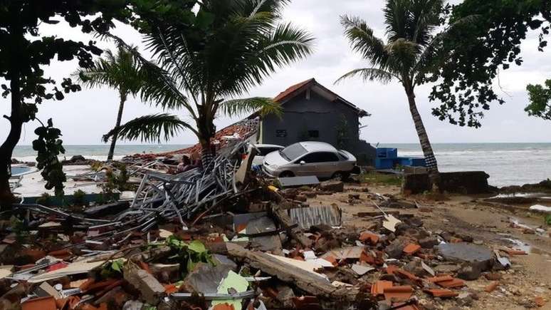 Destroços estão espalhados pela praia de Carita, na Indonésia