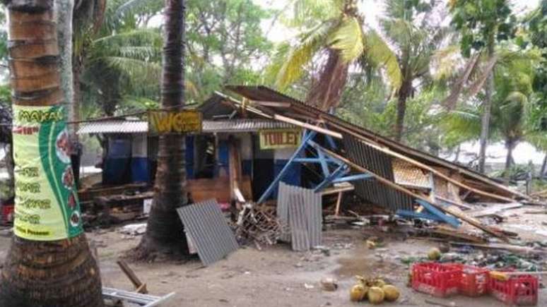 A loja de Rudi foi parcialmente destruída pelo tsunami