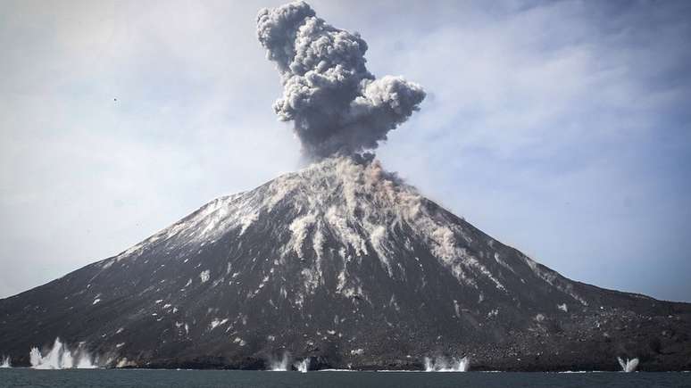O vulcão Anak Krakatau tem ficado em atividade por anos