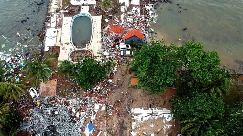 Imagem área mostra destruição na praia de Carita, em Pandeglang, na Indonésia