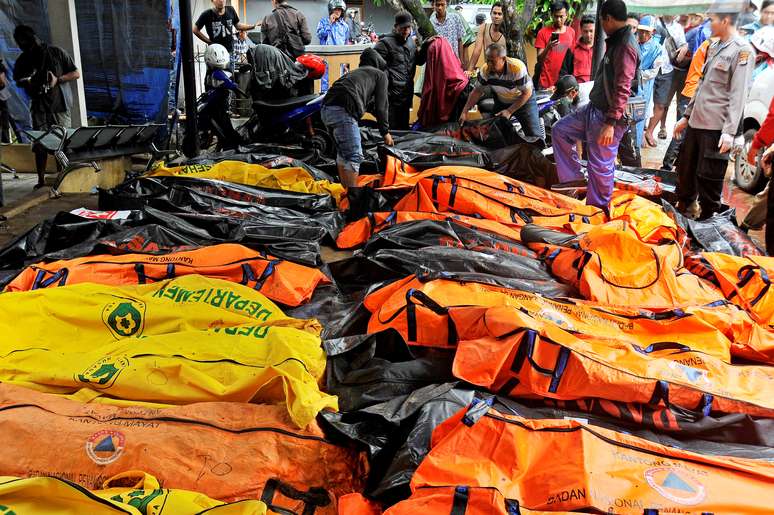 Corpos de vítimas do Tsunami são recolhidos na Indonésia