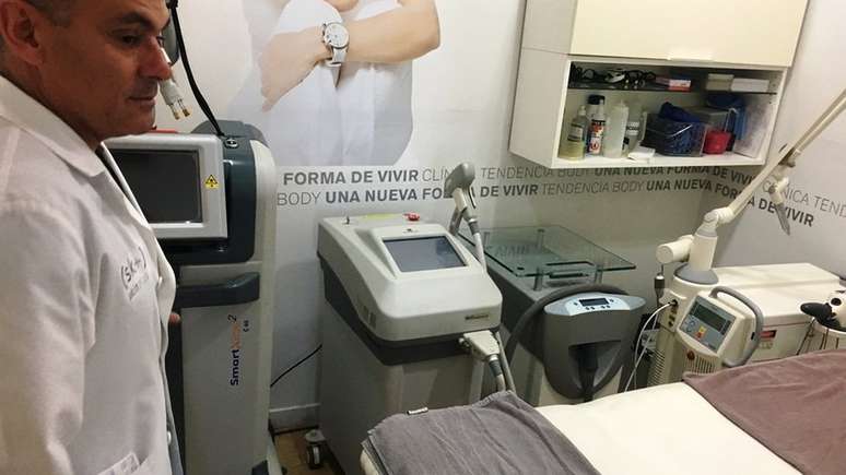 O m&eacute;dico Carlos Moreno recomenda que estrangeiros chequem informa&ccedil;&otilde;es sobre os m&eacute;dicos antes de viajarem para fazer uma cirurgia