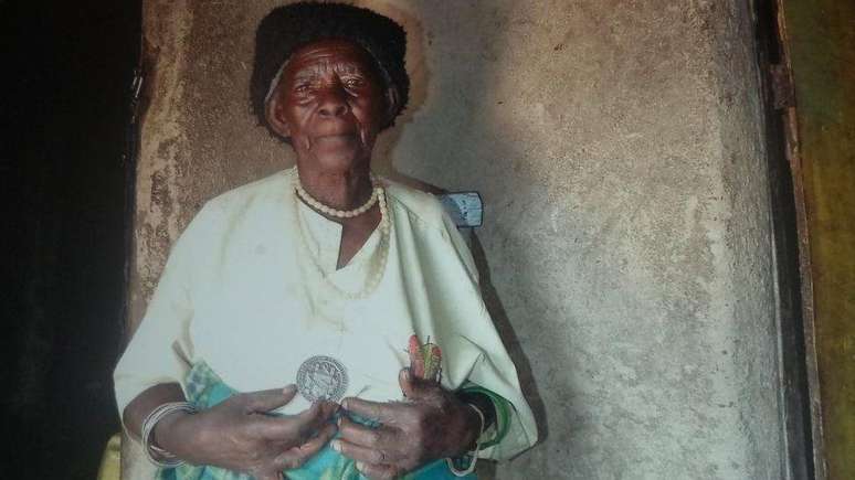 Em 2006, ela recebeu uma medalha por salvar dezenas de pessoas do genocídio
