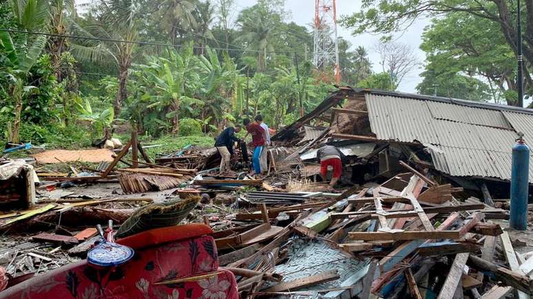 Número de mortos após o tsunami de sábado passa de 280