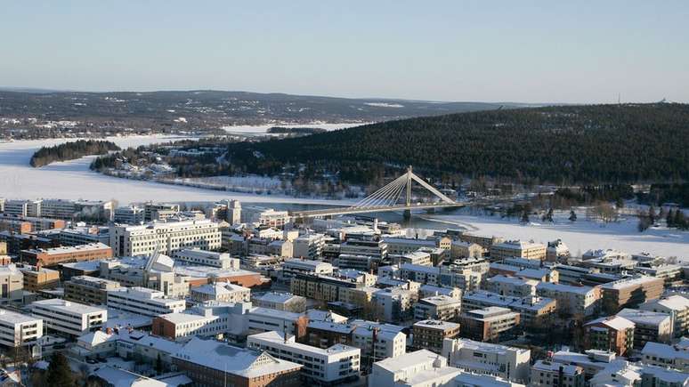 Atualmente, cerca de 500 mil pessoas por ano visitam Rovaniemi, município de 63 mil habitantes