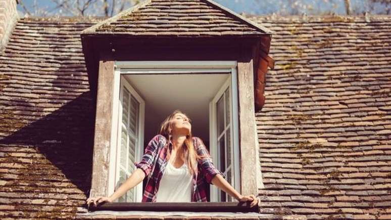 Especialistas recomendam abrir janelas e portas pelo menos duas ou três vezes por dia