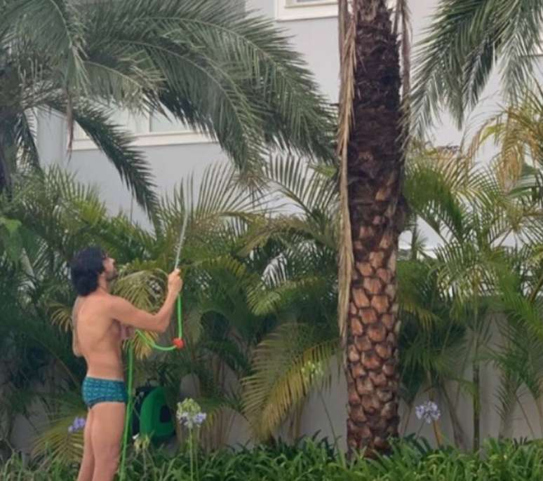 Ricardo Goulart foi flagrado por sua mulher regando uma palmeira e de sunga verde, em uma das brincadeiras relacionadas ao Palmeiras