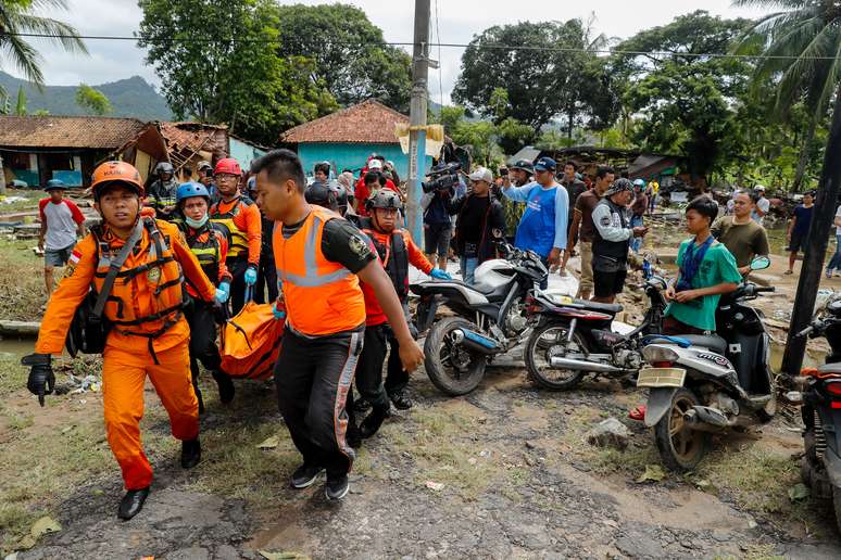 Equipe resgata corpo de vítima do Tsunami na Indonésia