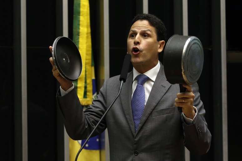 Deputado Bruno Araújo em discurso na Câmara