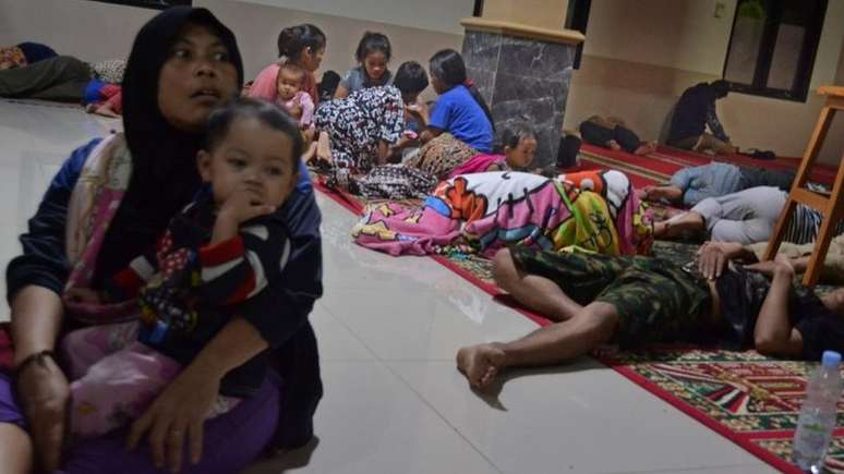 Alguns moradores da região de Pandeglang correram para a mesquita local após o tsunami