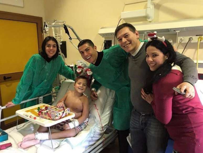 Cristiano Ronaldo durante visita ao hospita infantil Regina Margherita, em Turim, nesta segunda-feira.