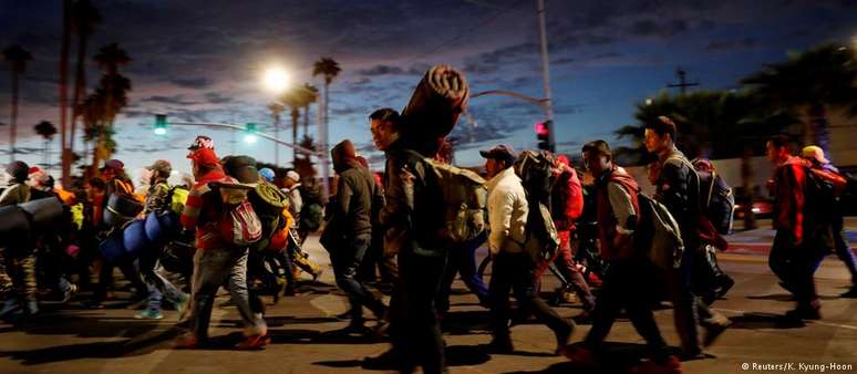 Parte da caravana de migrantes da América Central no caminho entre Mexicali e Tijuana, no México