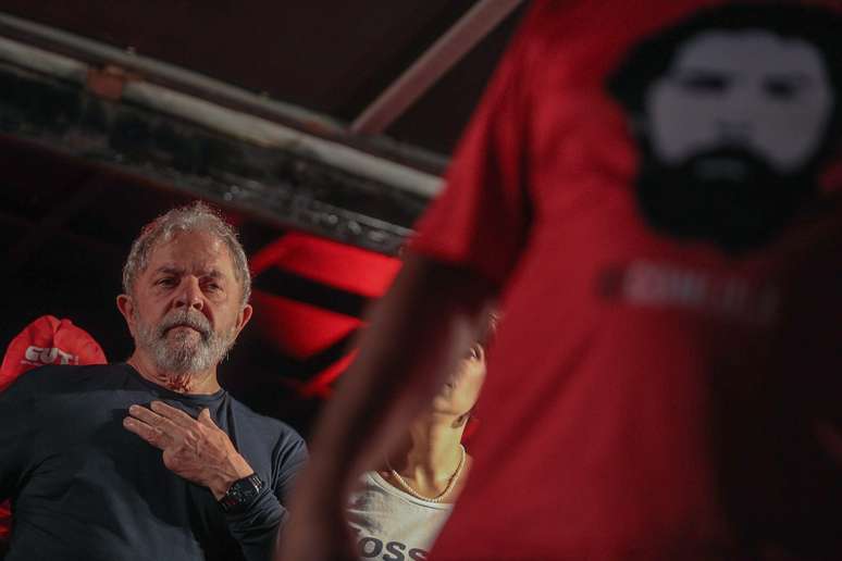 O ex-presidente Luiz Inácio Lula da Silva (PT) durante ato de encerramento de sua caravana pela região sul do país, na Praça Santos Andrade, no centro de Curitiba (PR)