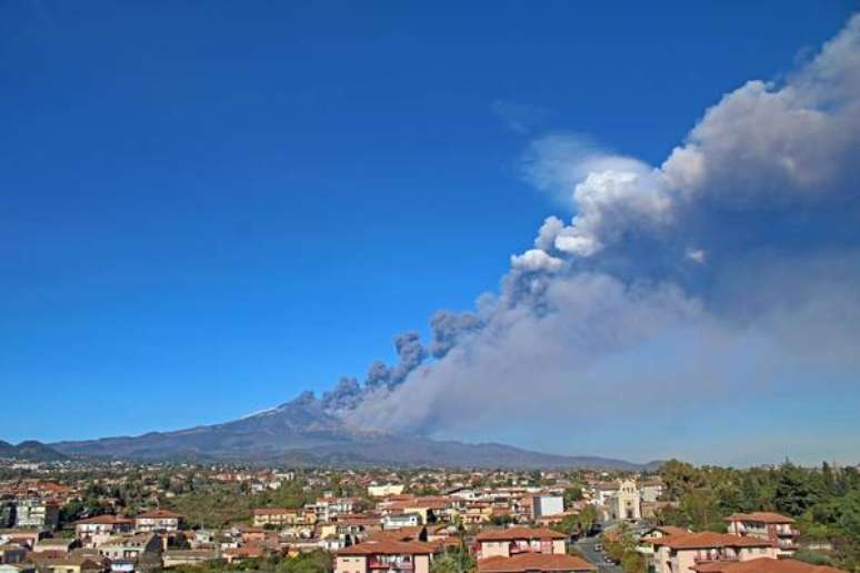 Vulcão Etna, na Itália, continua em atividade e é monitorado