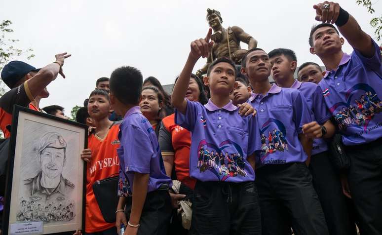 Os meninos resgatados visitaram o memorial dedicado a Saman Gunan neste mês