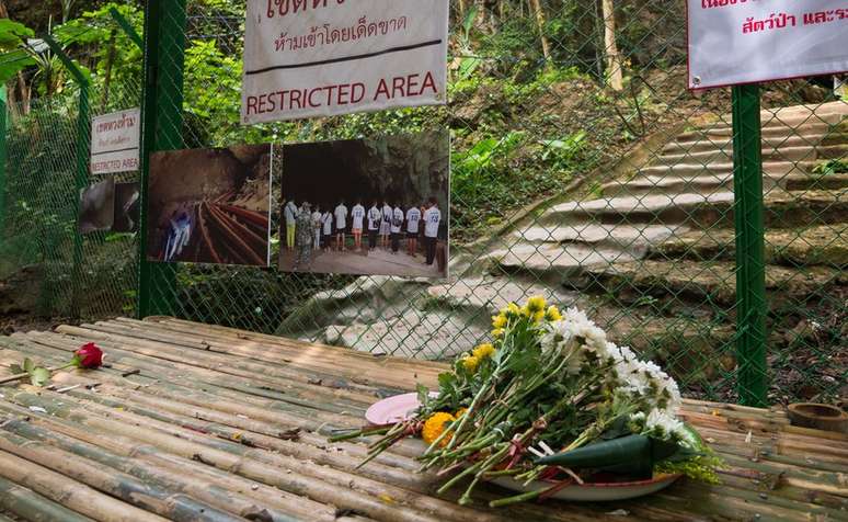 A entrada do complexo de cavernas Tham Luang agora está fechada