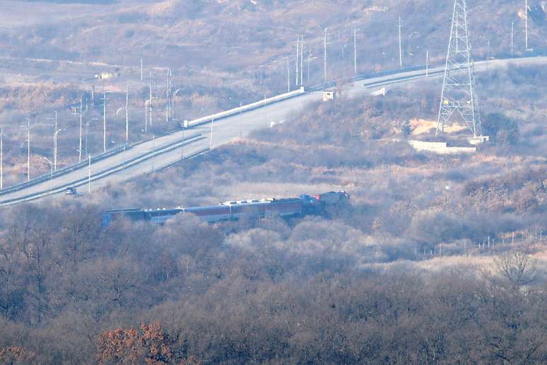 Trem sul-coreano transporta autoridades a caminho da Coreia do Norte 30/11/2018 Chung Sung-Jun/Pool via REUTERS 