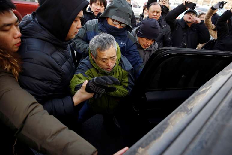 Apoiador de Wang Quanzhang é detido em frente a tribunal em Tianjin 26/12/2018 REUTERS/Thomas Peter