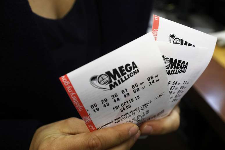 Apostador segura bilhetes de loteria Mega Millions em Nova York 19/10/2018  REUTERS/Mike Sugar