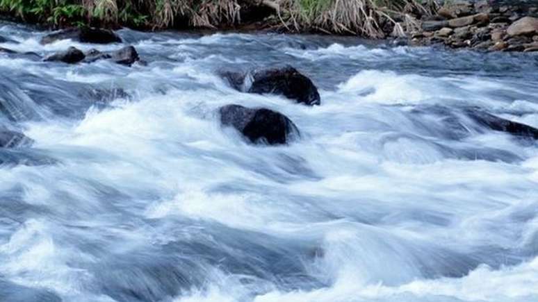 Correnteza no rio Mambucaba, no Parque Nacional da Serra da Bocaina (RJ); temporada de chuvas amplia risco de trombas d'água