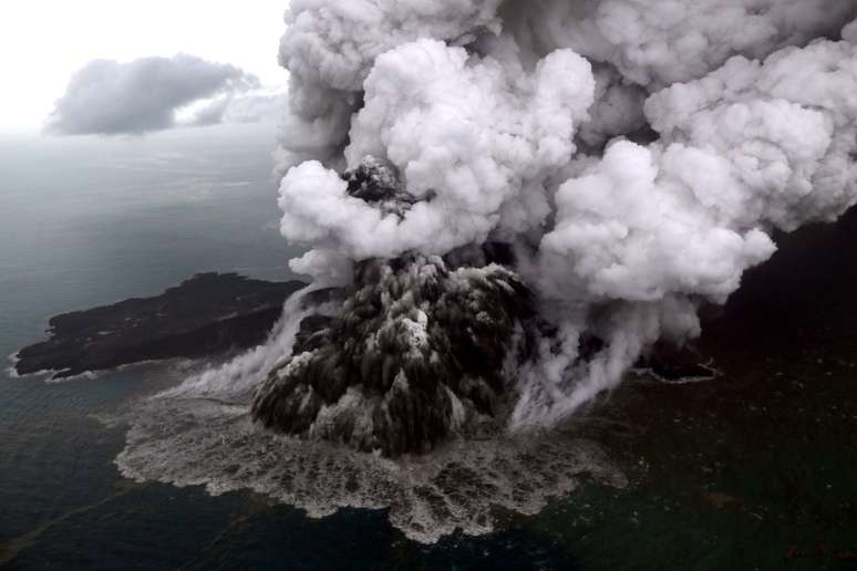 Vista aérea do vulcão Anak Krakatau, na Indonésia
23/12/2018 Antara Foto/Bisnis Indonesia/Nurul Hidayat/ via REUTERS