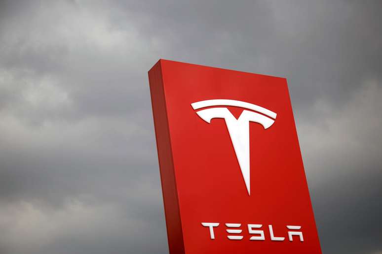 Logo da Tesla &eacute; visto em Taip&eacute;, Taiwan 11/08/2017 REUTERS/Tyrone Siu 