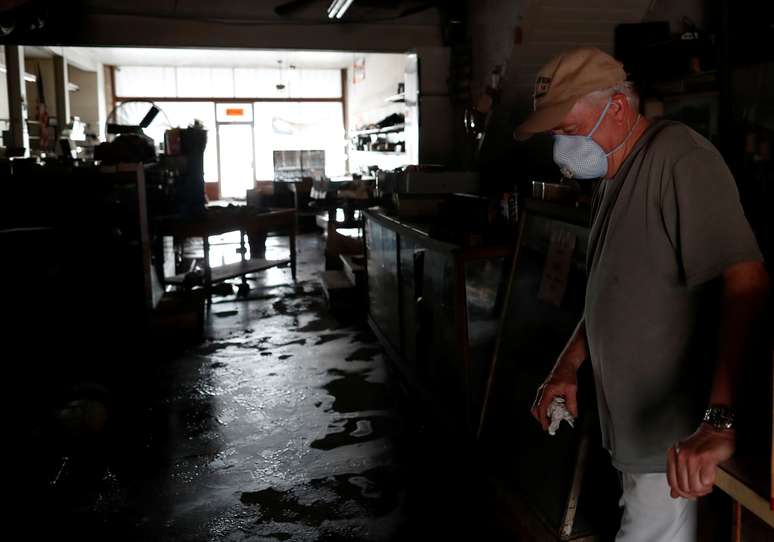 Homem faz pausa enquanto limpa sua casa após enchente provocada pelon furacão Florence na Carolina do Norte
02/10/2018 REUTERS/Randall Hill