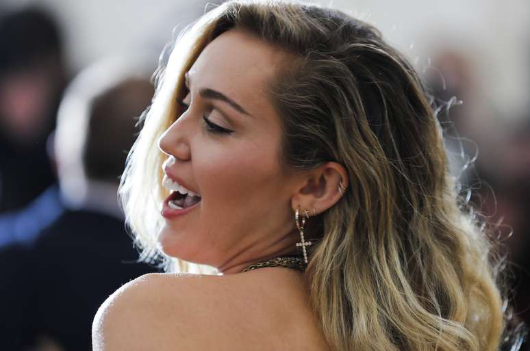 A cantora e compositora Miley Cyrus chega ao Gala do Metropolitan Museum of Art Costume Institute (Met Gala) para celebrar a abertura de “Heavenly Bodies: Fashion and the Catholic Imagination” no bairro de Manhattan, em Nova York, EUA. 7/05/2018. REUTERS/Carlo Allegri -