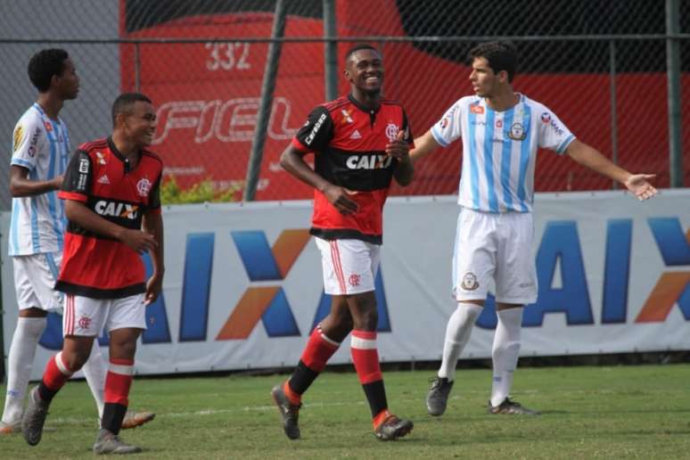 Sobrou comemoração: Otávio venceu quatro títulos em 2018 pelo Flamengo (Foto: Reprodução/Twitter)