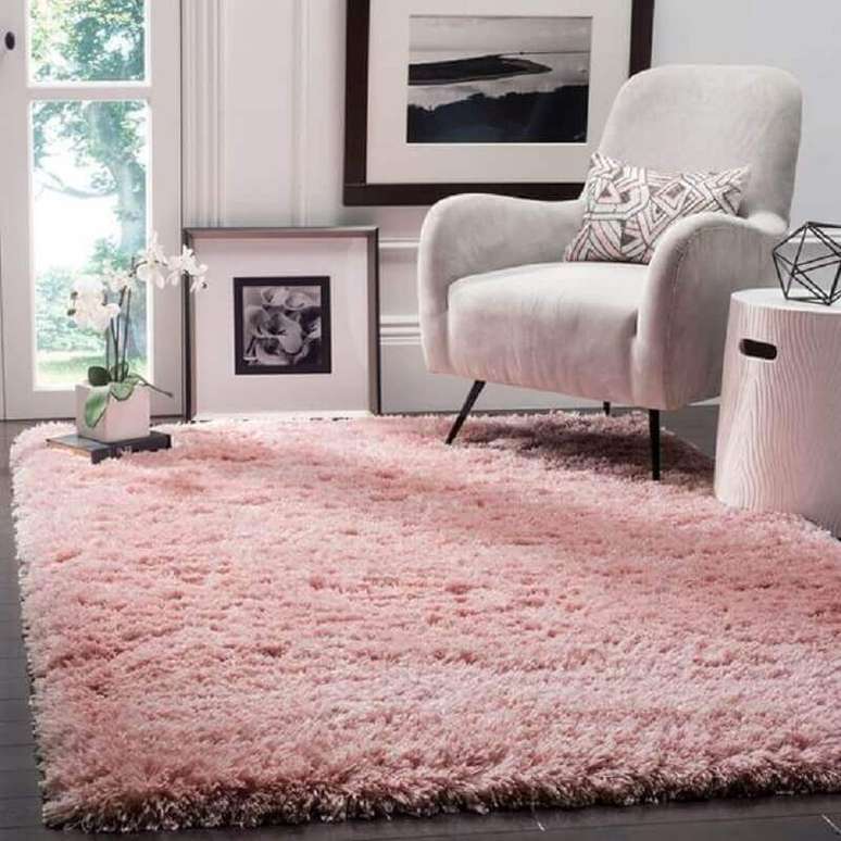 12. Para trazer um pouco mais de cor para a decoração foi utilizado um tapete felpudo cor de rosa – Foto: Wayfair