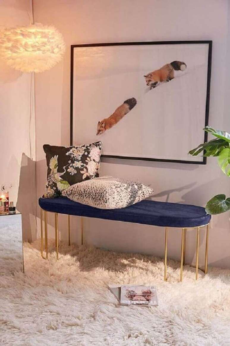 14. Decoração com tapete felpudo branco e banco azul com pernas douradas – Foto: Urban Outfitters