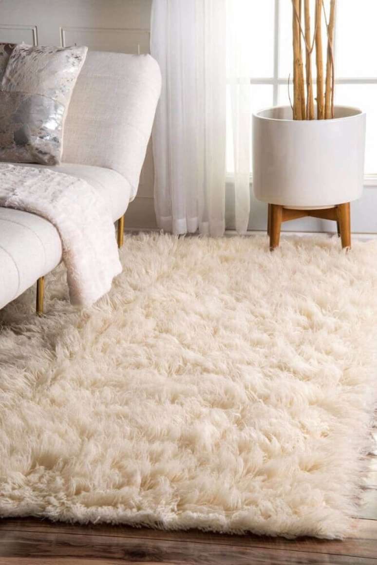 17. Decoração em tons neutros com tapete felpudo branco e divã bege – Foto: Goedeker’s