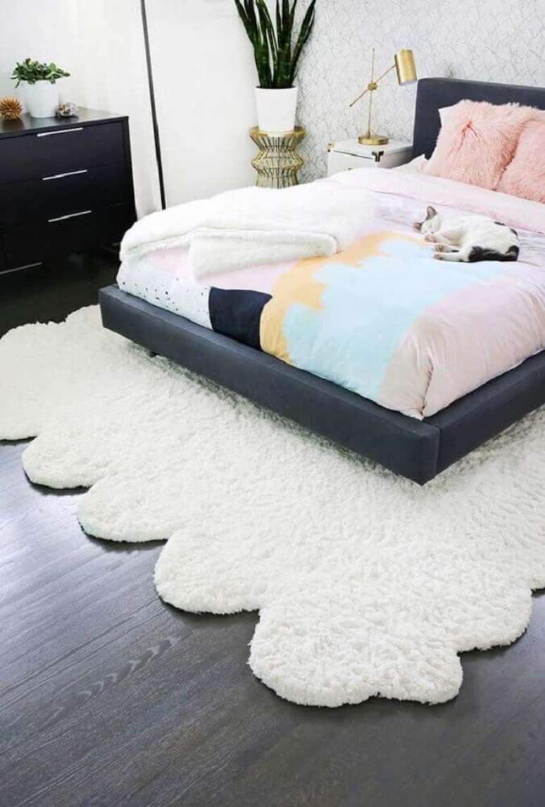 19. Decoração com tapete felpudo para quarto com cama japonesa e cômoda preta – Foto: Ideias Decor