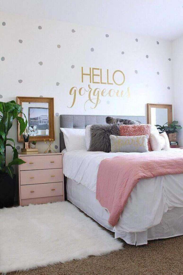 24. Decoração com tapete felpudo para quarto feminino com criado mudo rosa e adesivos na parede – Foto: Home Design