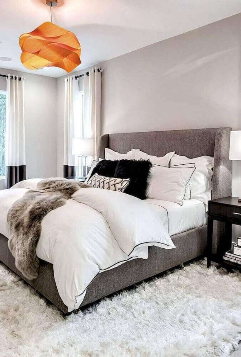 27. Decoração em tons neutros com tapete felpudo branco para quarto de casal decorado em tons de cinza com pendente diferente no teto – Foto: Trendecora