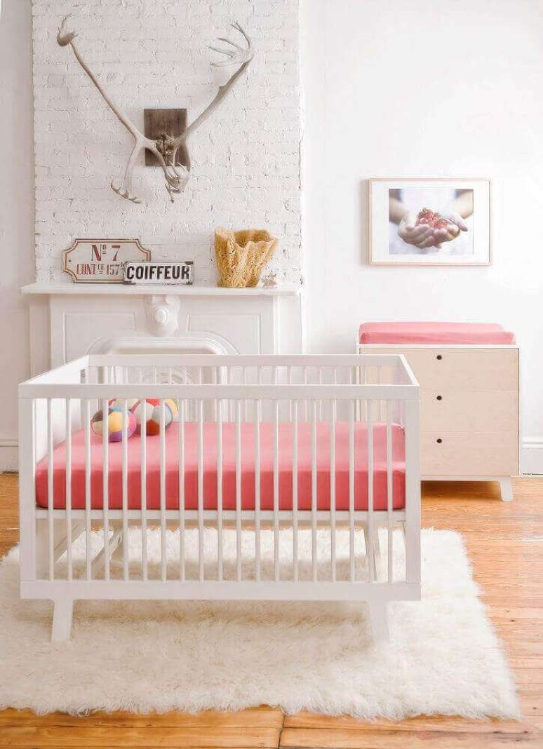 30. Decora&ccedil;&atilde;o minimalista com tapete felpudo para quarto de beb&ecirc; menina &ndash; Foto: Petit Bazaar