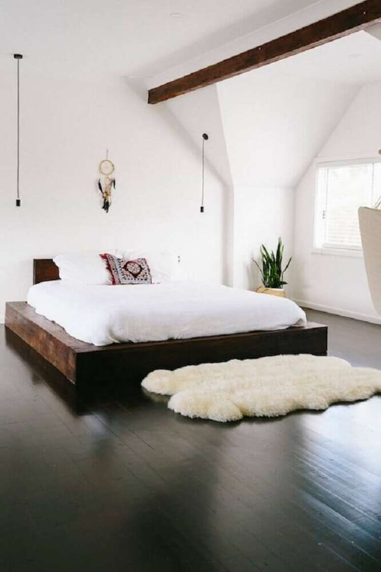 1. Decora&ccedil;&atilde;o clean com tapete felpudo para quarto com cama japonesa de madeira &ndash; Foto: Pinterest