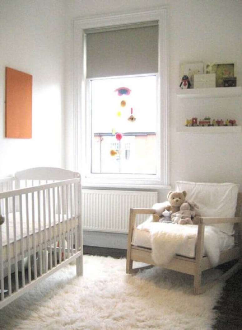 7. Decoração simples com tapete felpudo para quarto de bebê – Foto: Pinterest