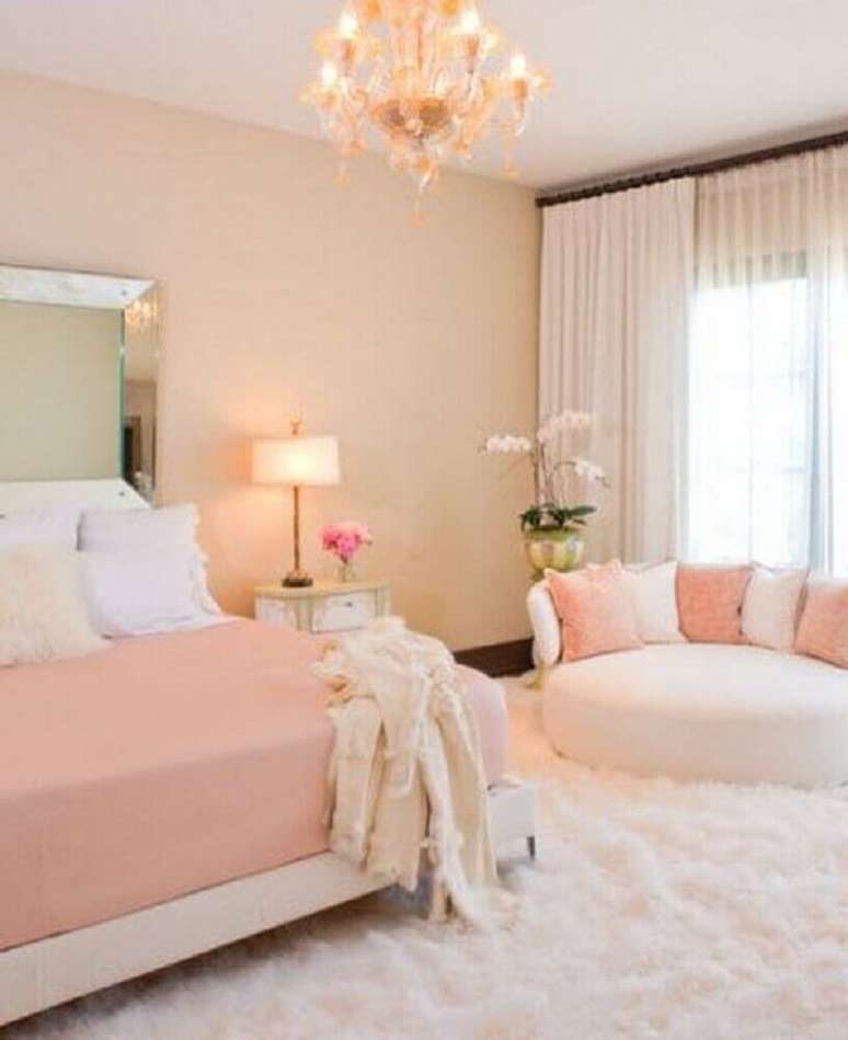 37. Decoração sofisticada para quarto feminino com tapete felpudo branco – Foto: Zozu