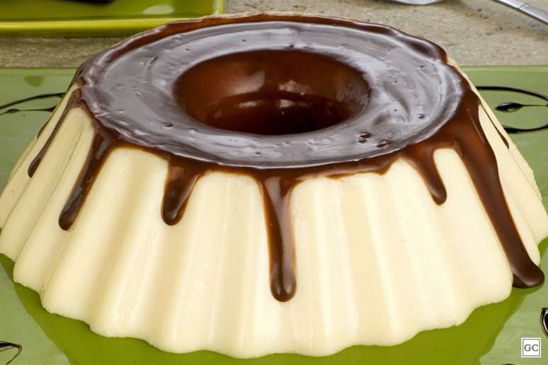 Flan de maria-mole com calda de chocolate