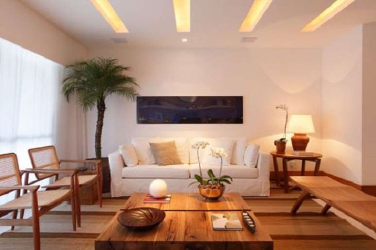 56- Na sala de estar, o forro de gesso acartonado iluminam o ambiente. Fonte: Blog do Gesseiro
