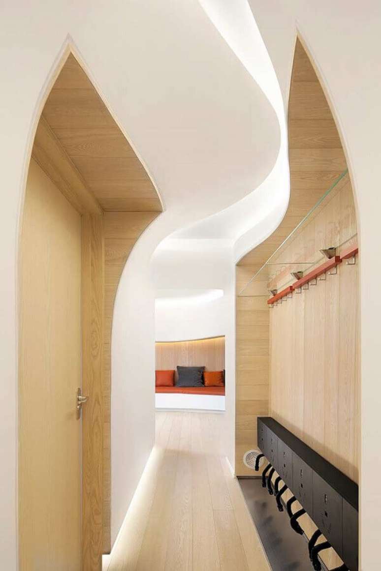 18- O forro de gesso decorado acompanha as linhas curvas da arquitetura do ambiente. Fonte: Pinterest